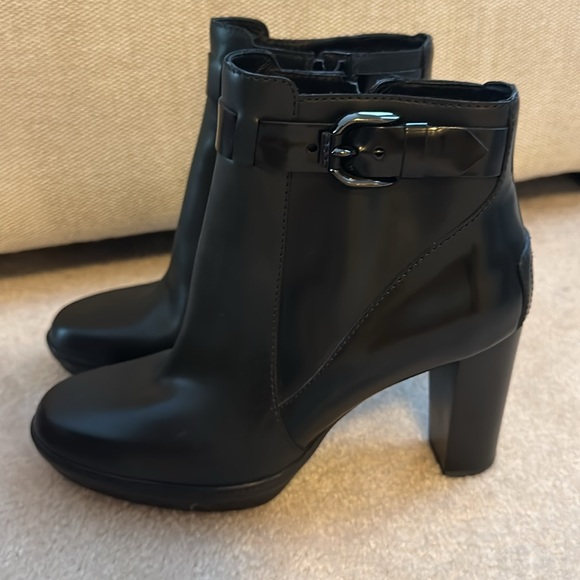 Tod’s Women Ankle Boots - Picture 1 of 5